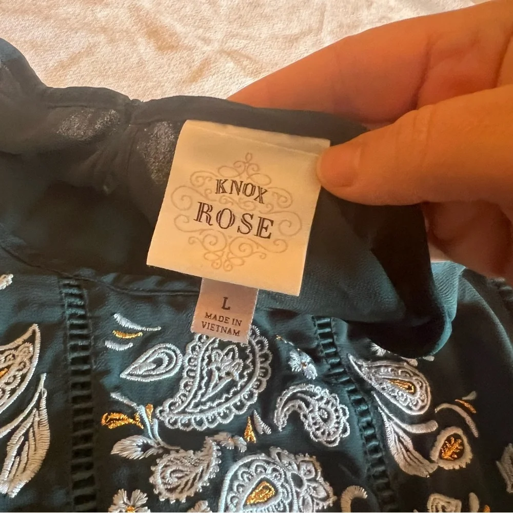 Womans tiered ruffled embroidered paisley top. Size Large. - Picture 9 of 11